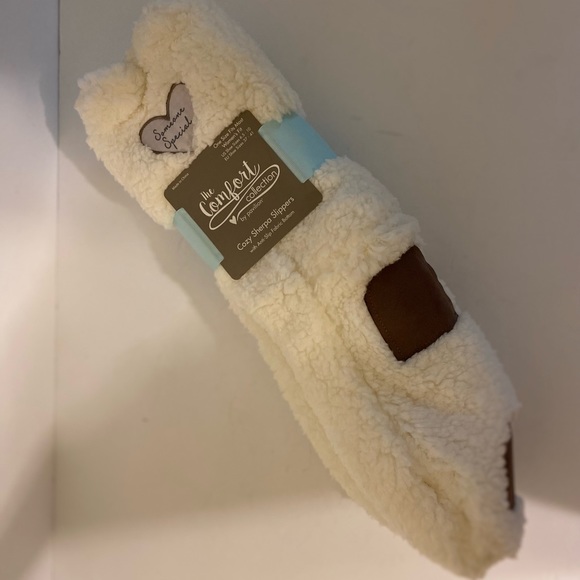 NWT Pavilion Gift Co. - The Comfort Collection cream color sherpa slippers, OS - Picture 4 of 7